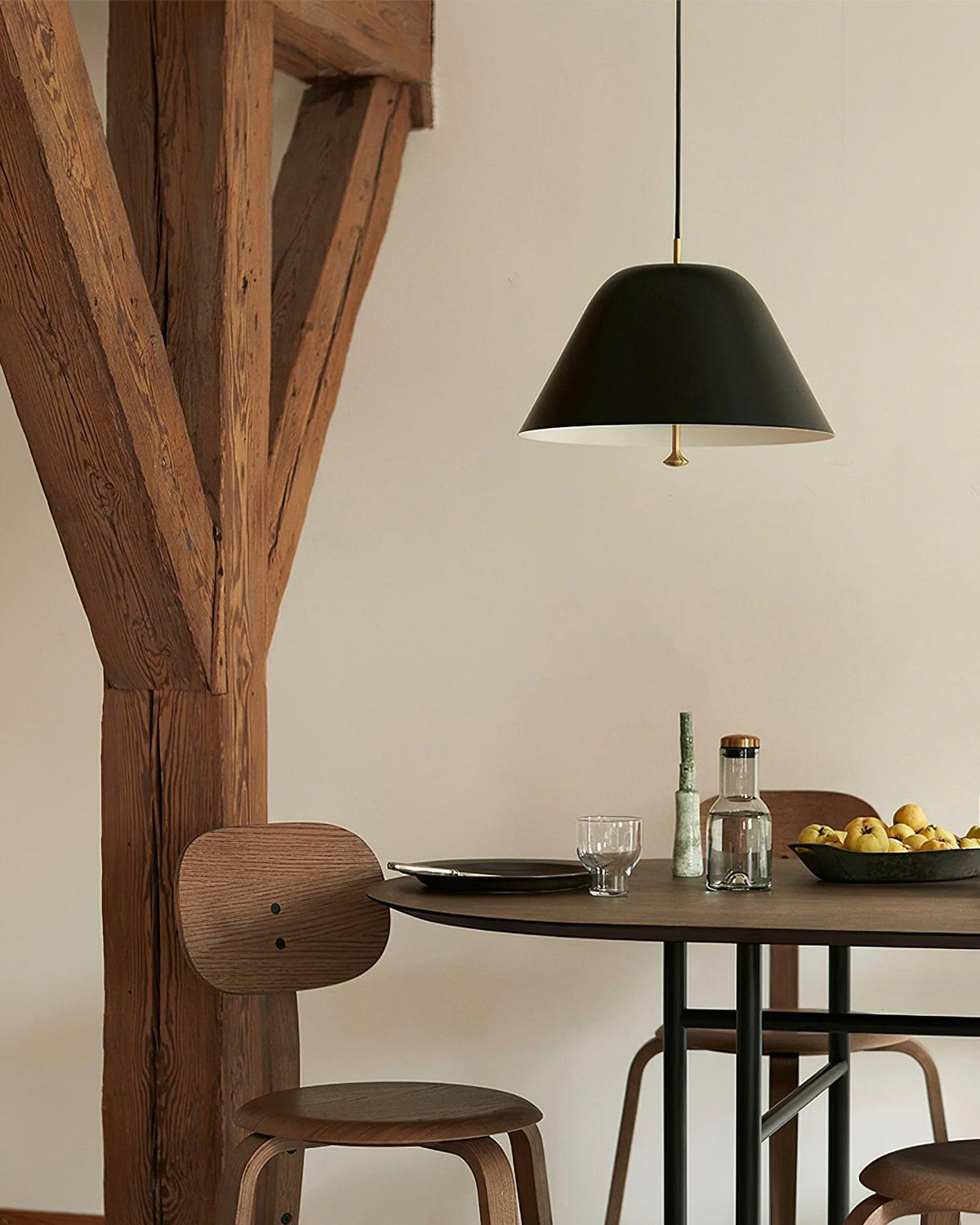 Moderne hanglamp met metalen kap in groen en wit minimalistisch