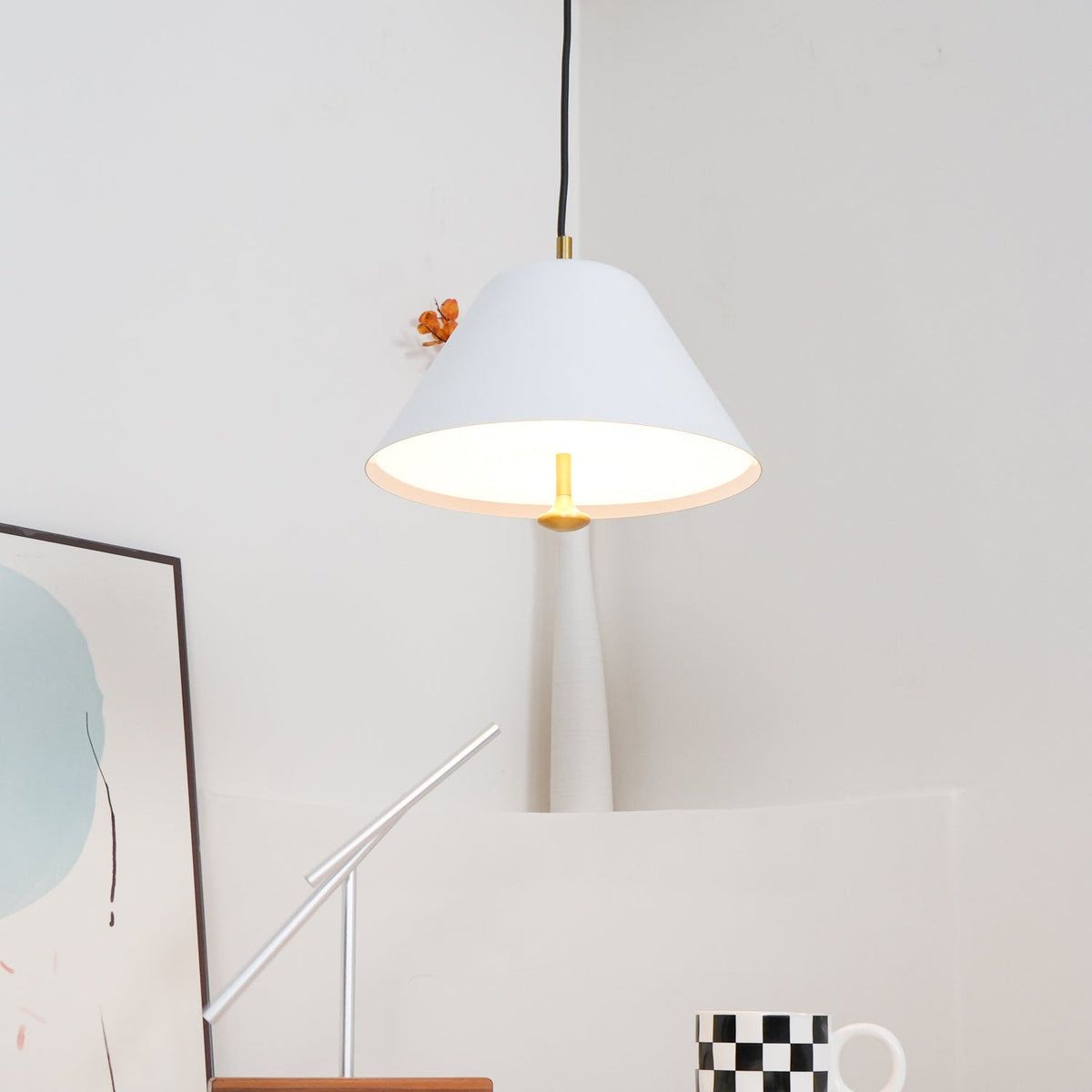 Moderne hanglamp met metalen kap in groen en wit minimalistisch