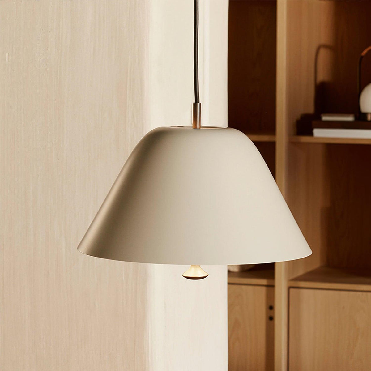 Moderne hanglamp met metalen kap in groen en wit minimalistisch