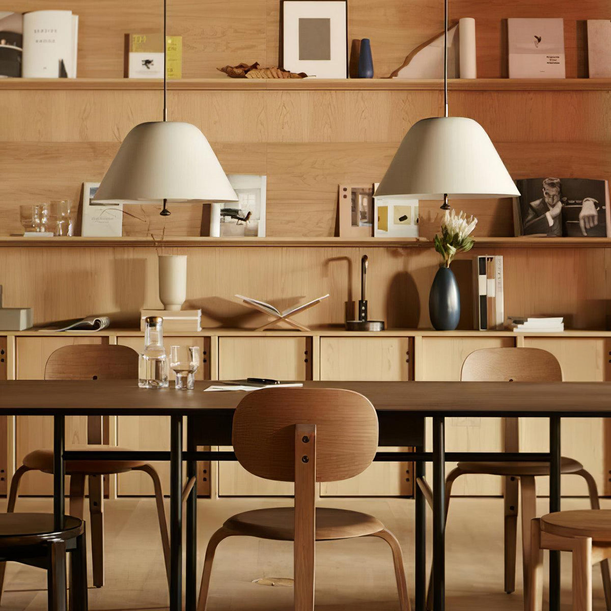 Evir hanglamp met glazen kap, messing afwerking, minimalistisch