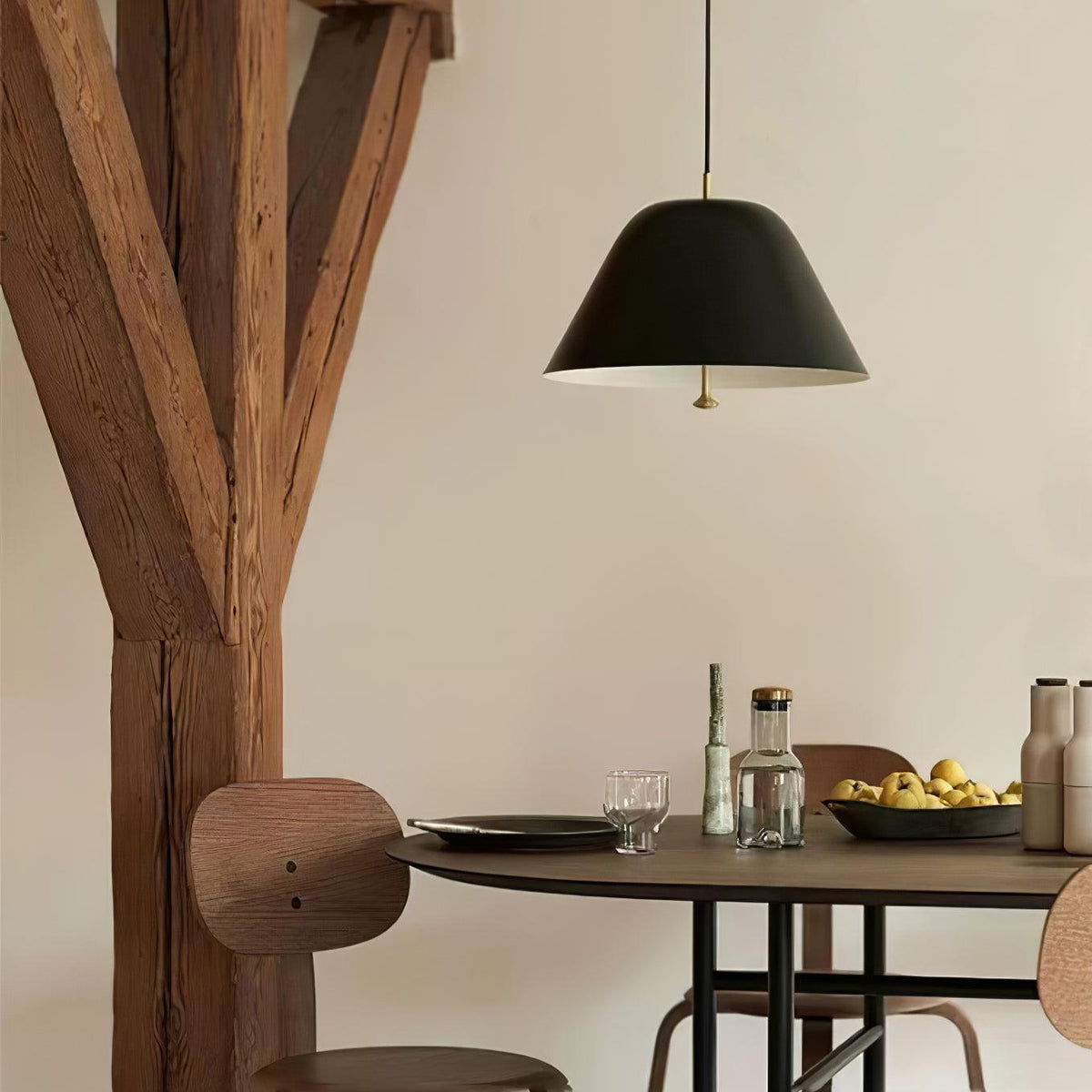 Evir hanglamp met glazen kap, messing afwerking, minimalistisch