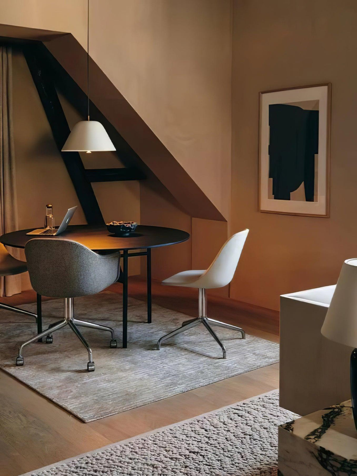 Evir hanglamp met glazen kap, messing afwerking, minimalistisch