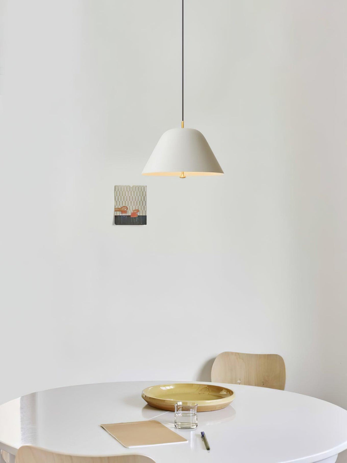 Evir hanglamp met glazen kap, messing afwerking, minimalistisch