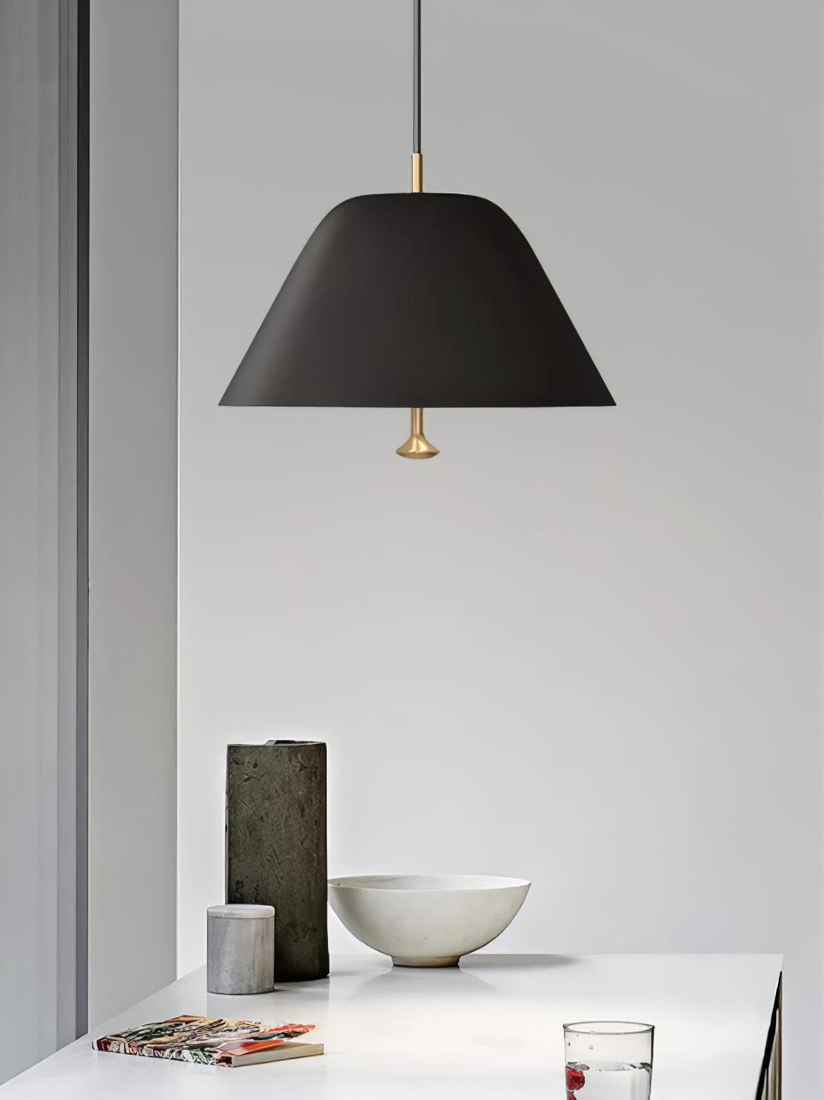 Evir hanglamp met glazen kap, messing afwerking, minimalistisch