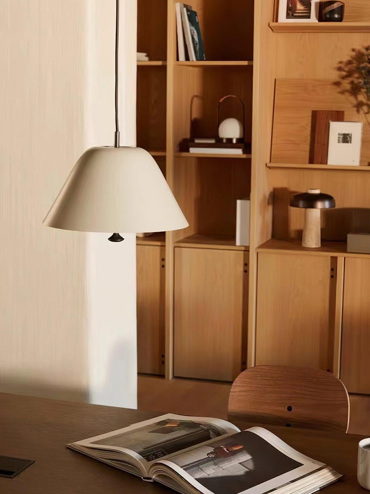 Evir hanglamp met glazen kap, messing afwerking, minimalistisch