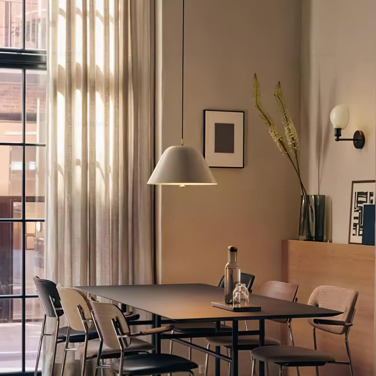 Evir hanglamp met glazen kap, messing afwerking, minimalistisch