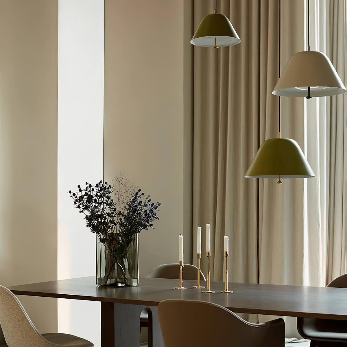 Evir hanglamp met glazen kap, messing afwerking, minimalistisch