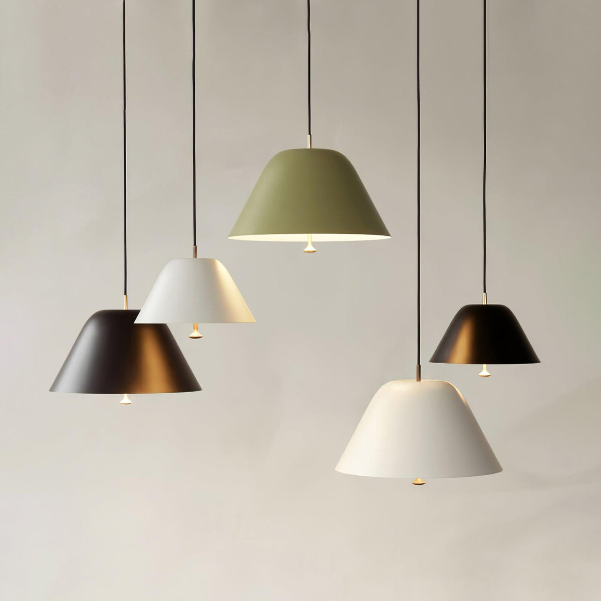 Evir hanglamp met glazen kap, messing afwerking, minimalistisch