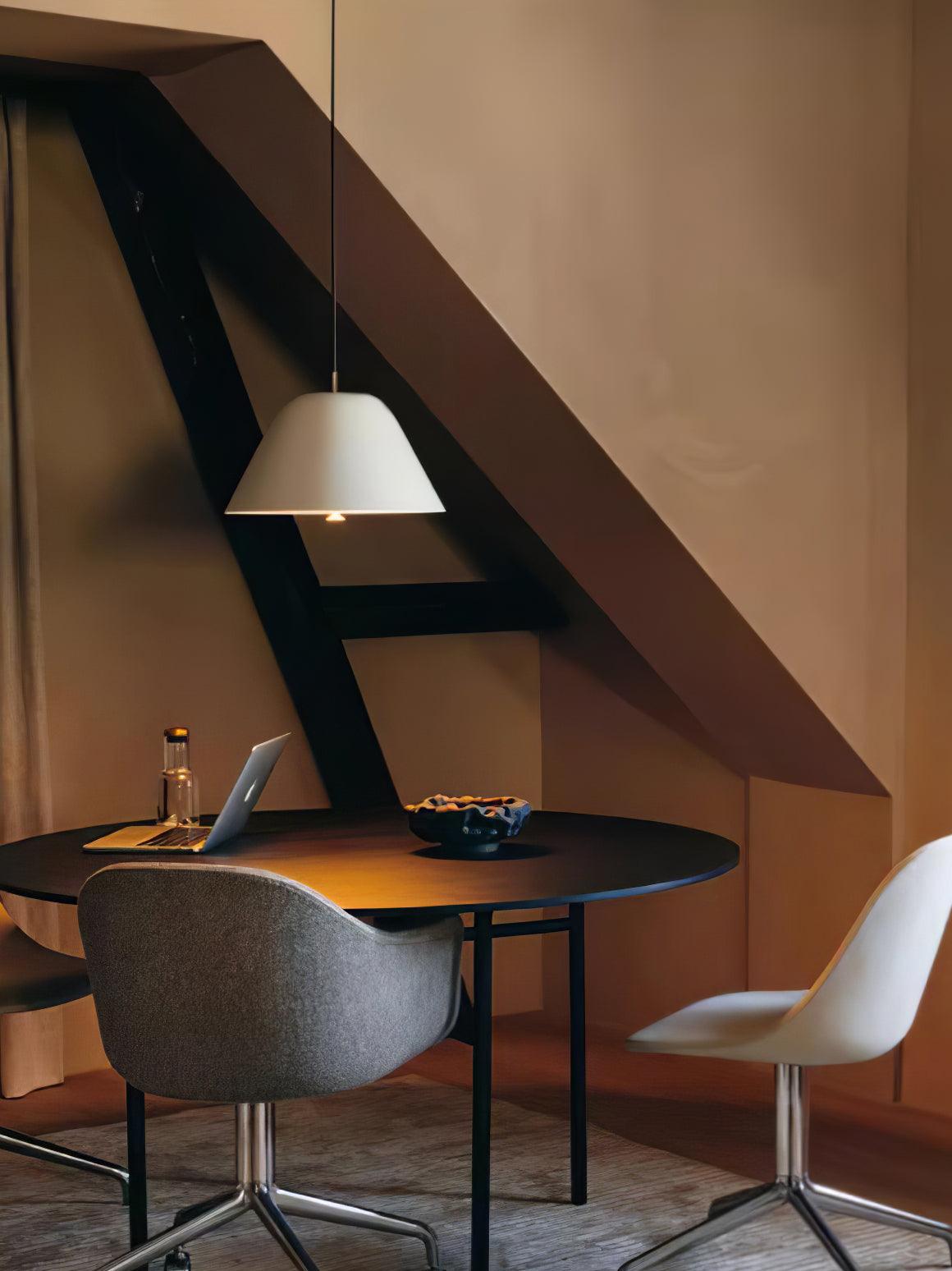 Evir hanglamp met glazen kap, messing afwerking, minimalistisch