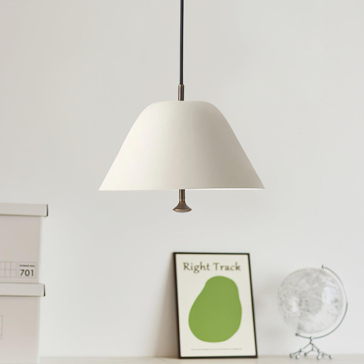 Evir hanglamp met glazen kap, messing afwerking, minimalistisch