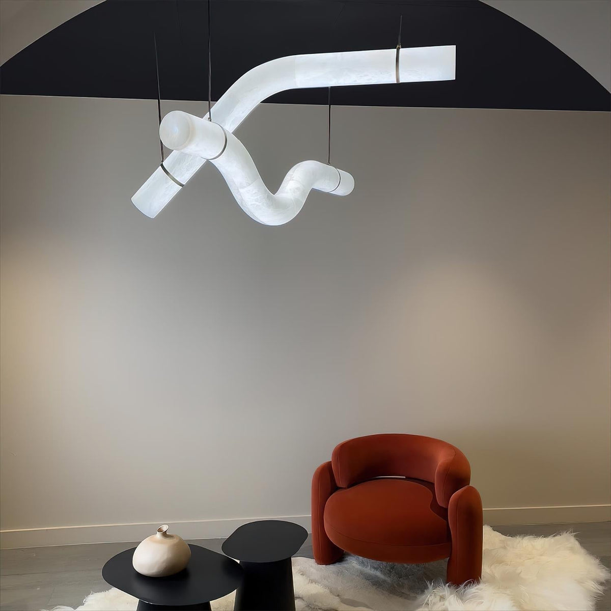 Liberty kroonluchter met gebogen albasten lint silhouet