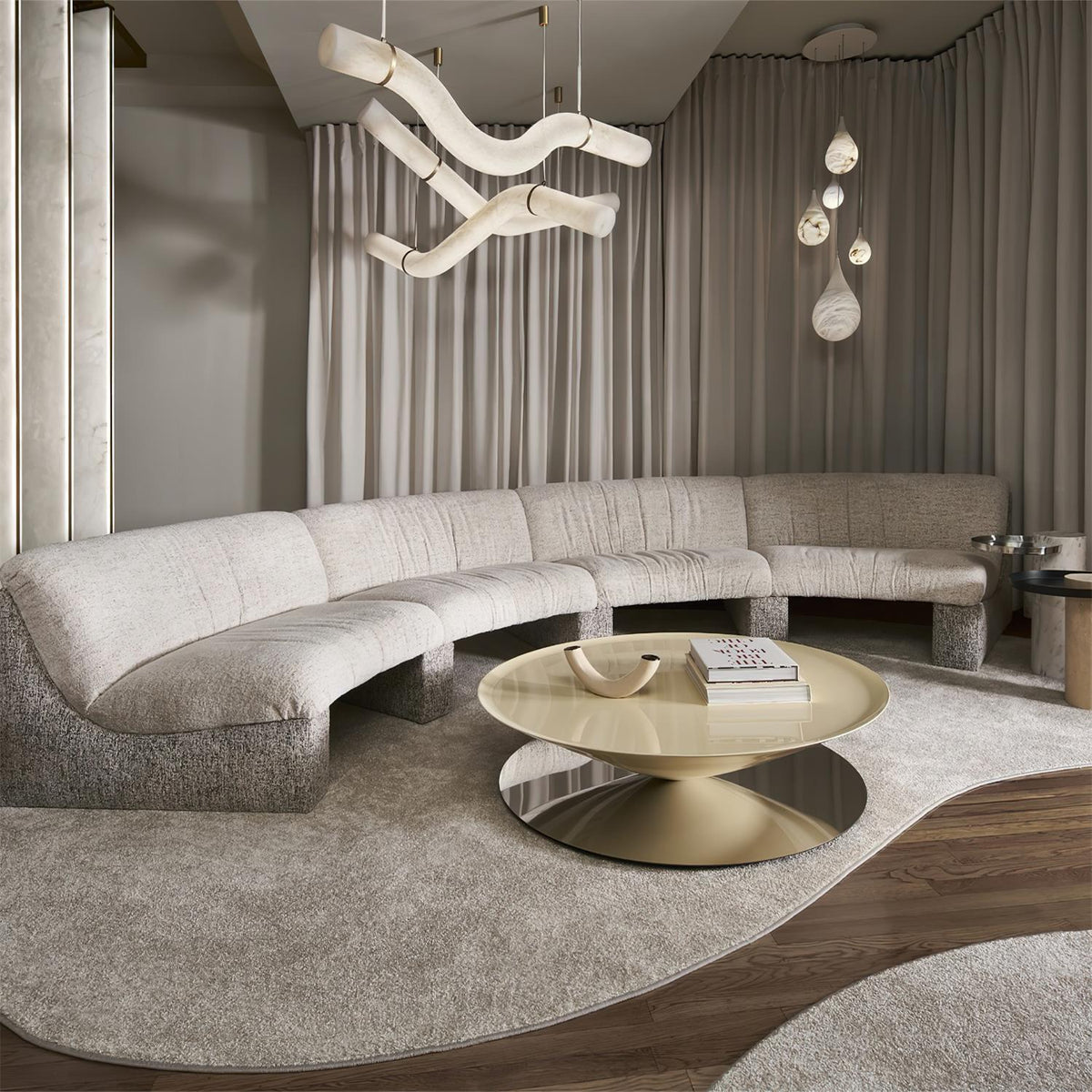 Liberty kroonluchter met gebogen albasten lint silhouet