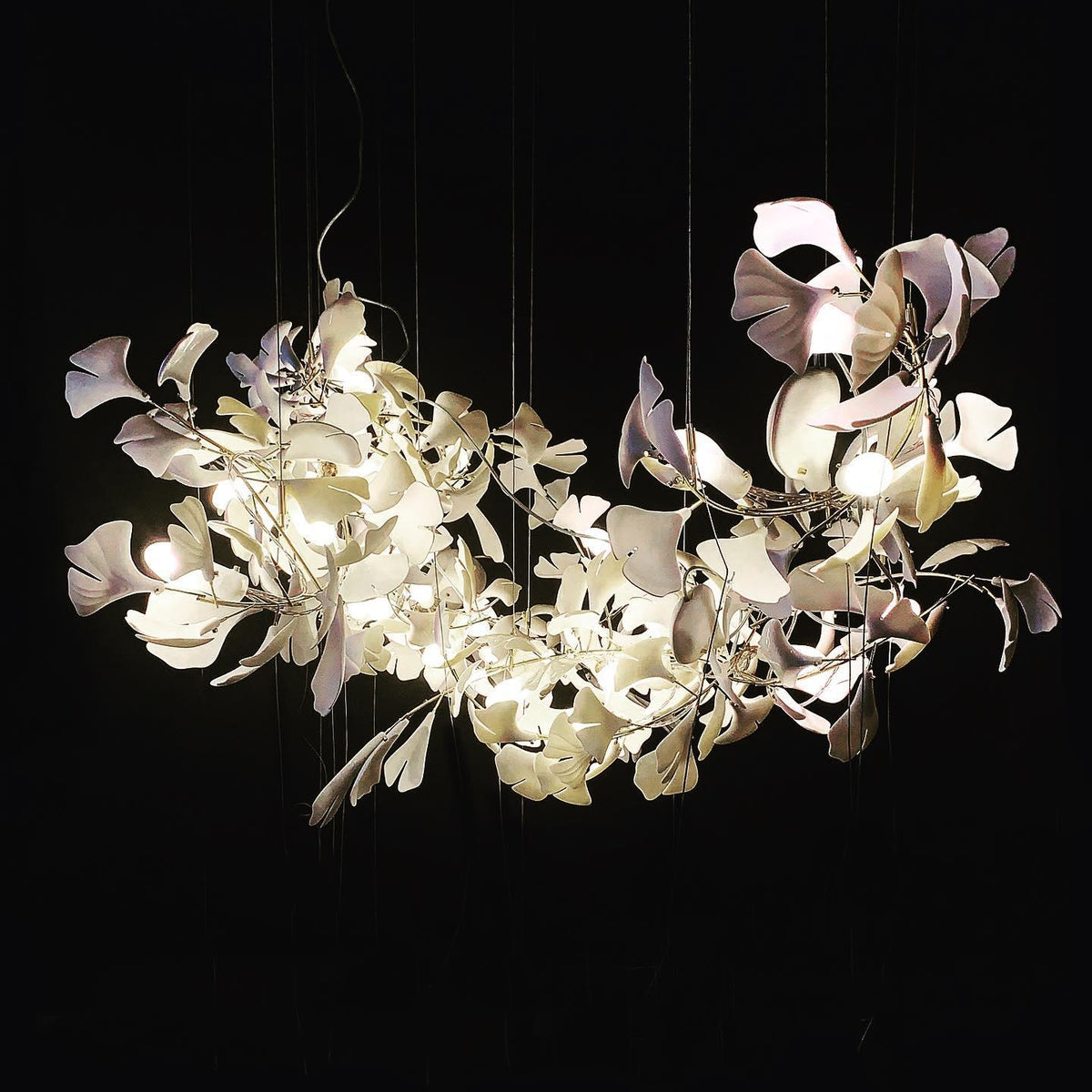 Ayla Kroonluchter Gingko Blad Keramiek Goudlichaam+Witbladeren met bloemblaadjes