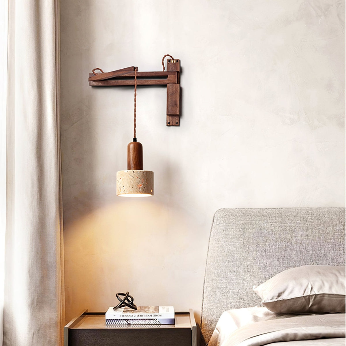 Arboren aanpasbare wandlamp met walnootkleurige draaibaar arm en geel travertin kap