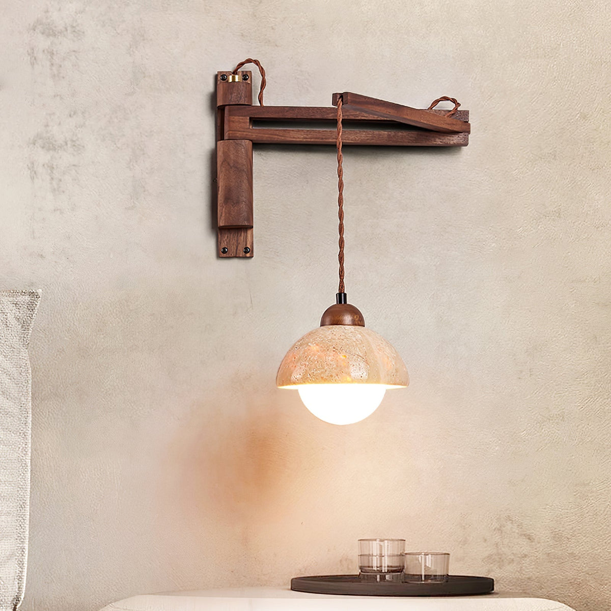Arboren aanpasbare wandlamp met walnootkleurige draaibaar arm en geel travertin kap
