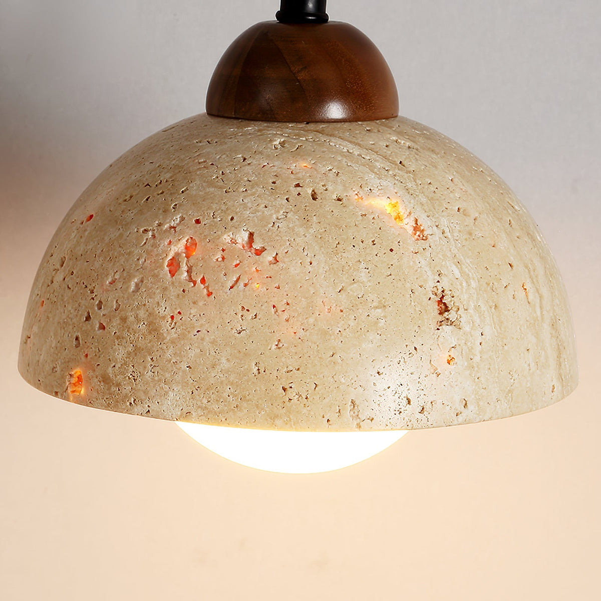Arboren aanpasbare wandlamp met walnootkleurige draaibaar arm en geel travertin kap