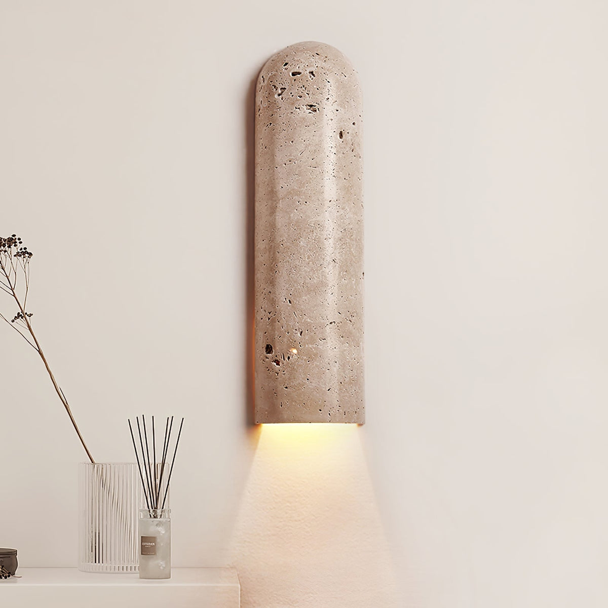 Olvenan wandlamp in geel travertin