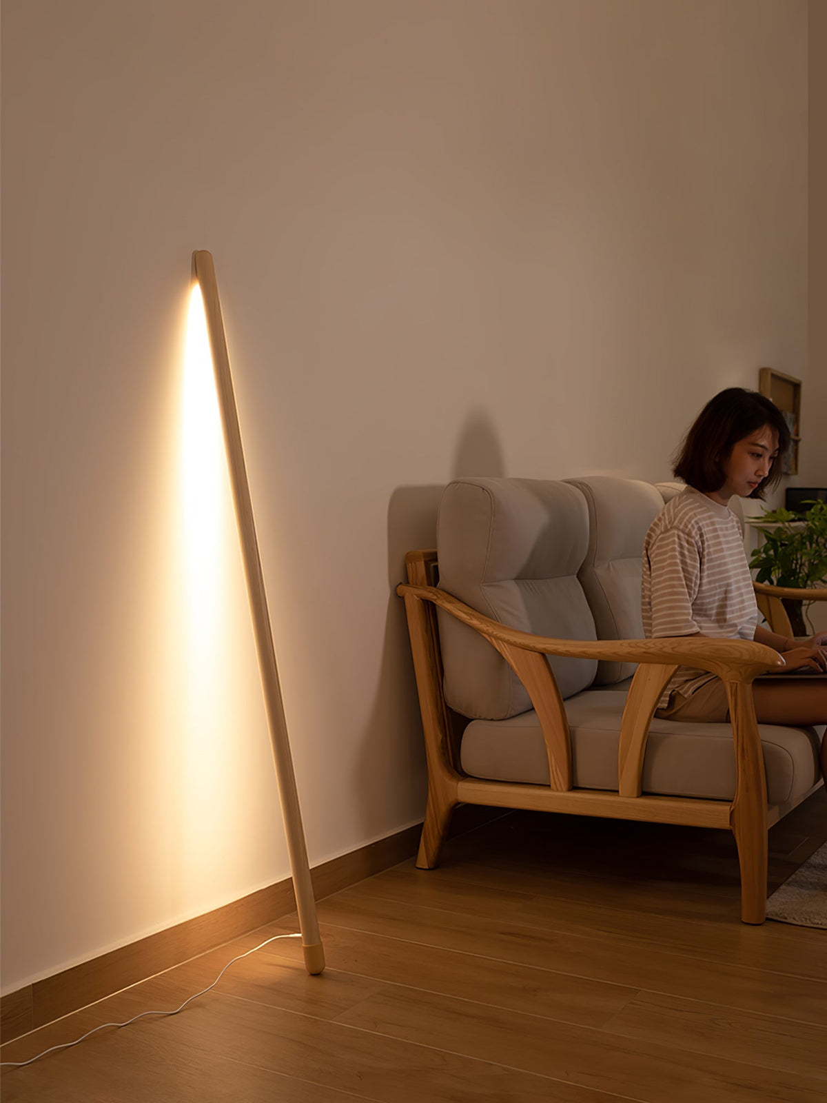 Echo Lineaire moderne vloerlamp van walnoothout