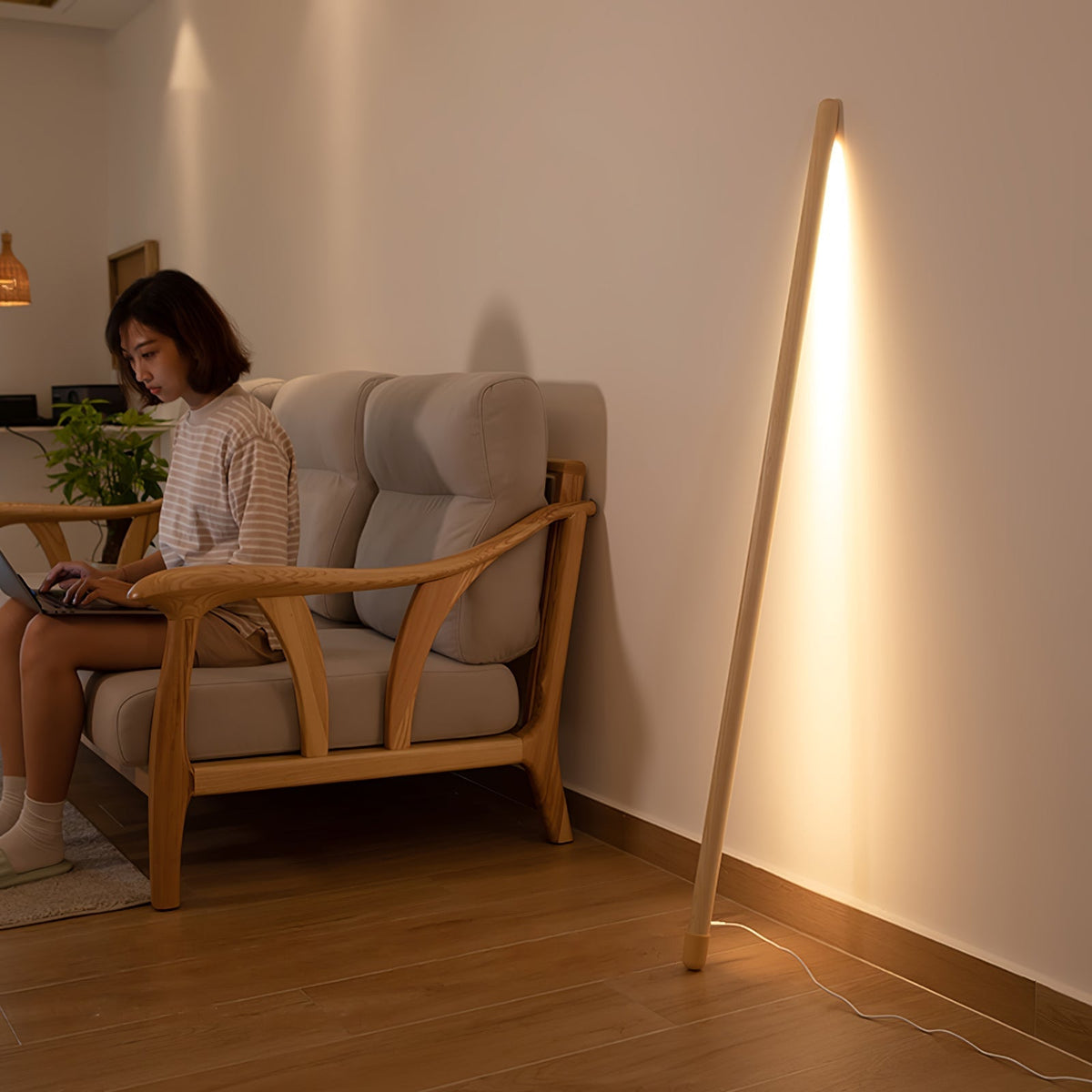 Echo Lineaire moderne vloerlamp van walnoothout