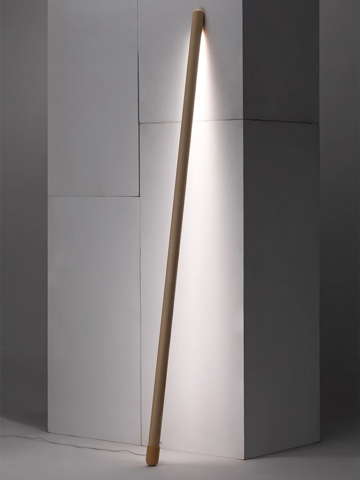 Echo Lineaire moderne vloerlamp van walnoothout