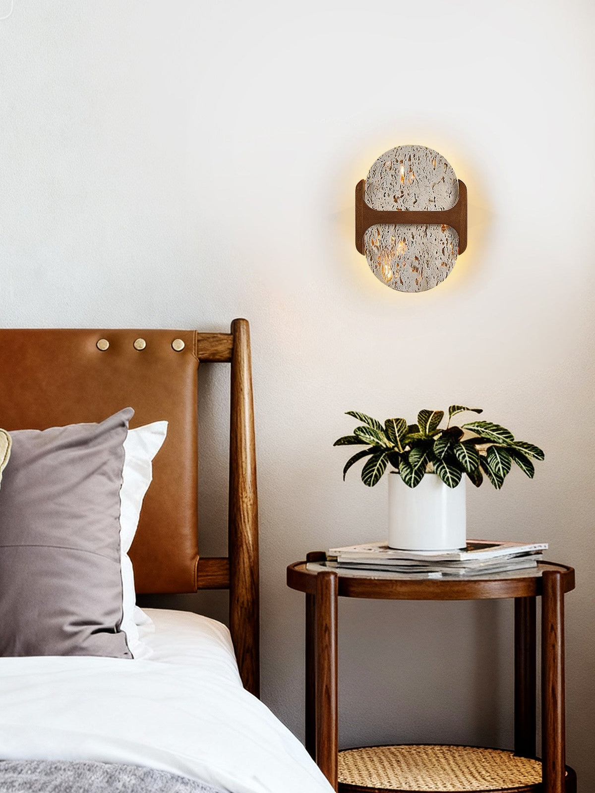 Seriaya wandlamp met geel travertin en walnoot