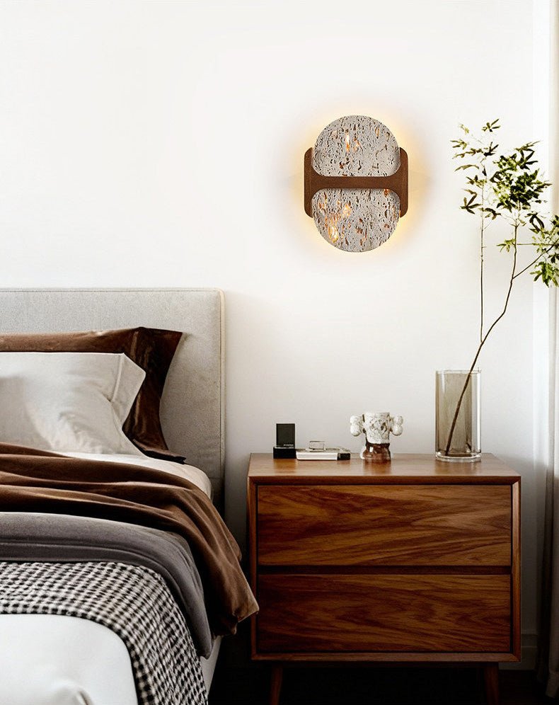 Seriaya wandlamp met geel travertin en walnoot