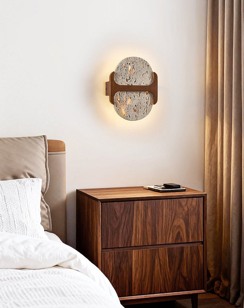 Seriaya wandlamp met geel travertin en walnoot
