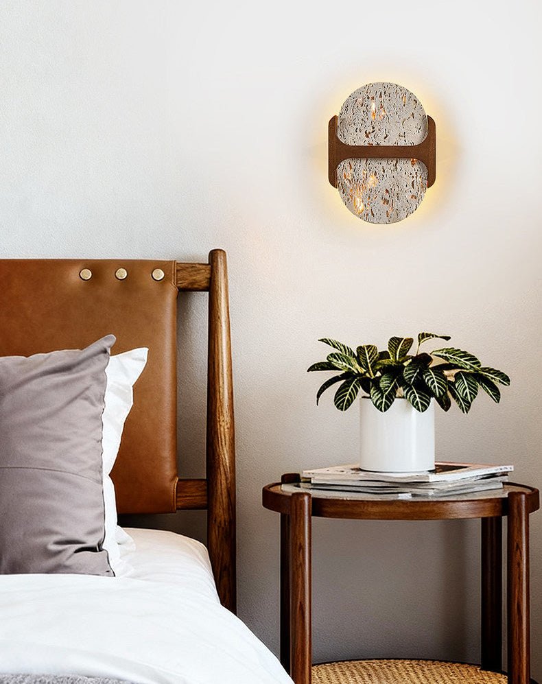 Seriaya wandlamp met geel travertin en walnoot