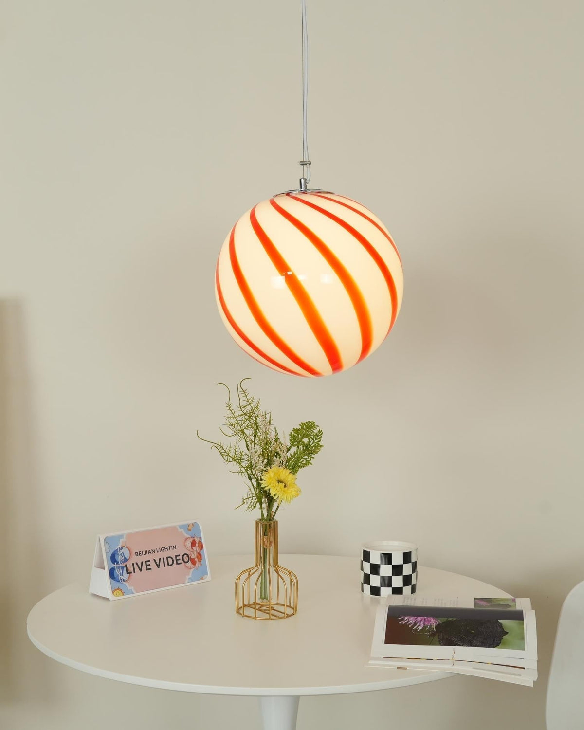 Kairo hanglamp met glazen bol en groene spiraalstrepen