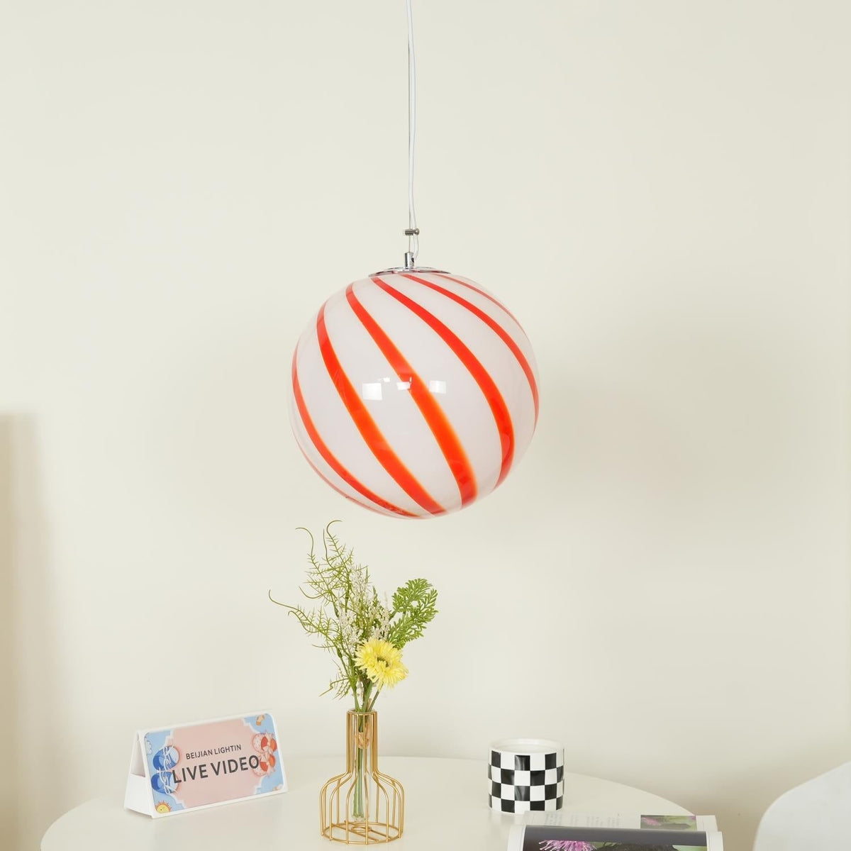Kairo hanglamp met glazen bol en groene spiraalstrepen