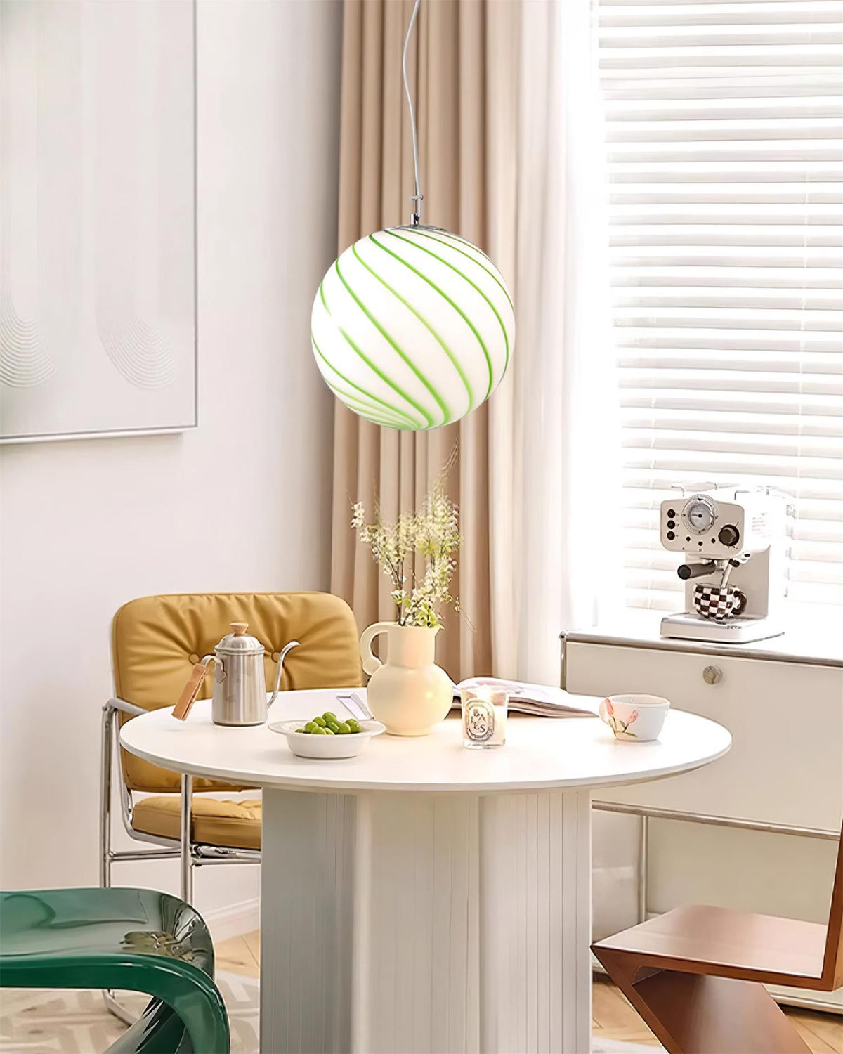 Kairo hanglamp met glazen bol en groene spiraalstrepen