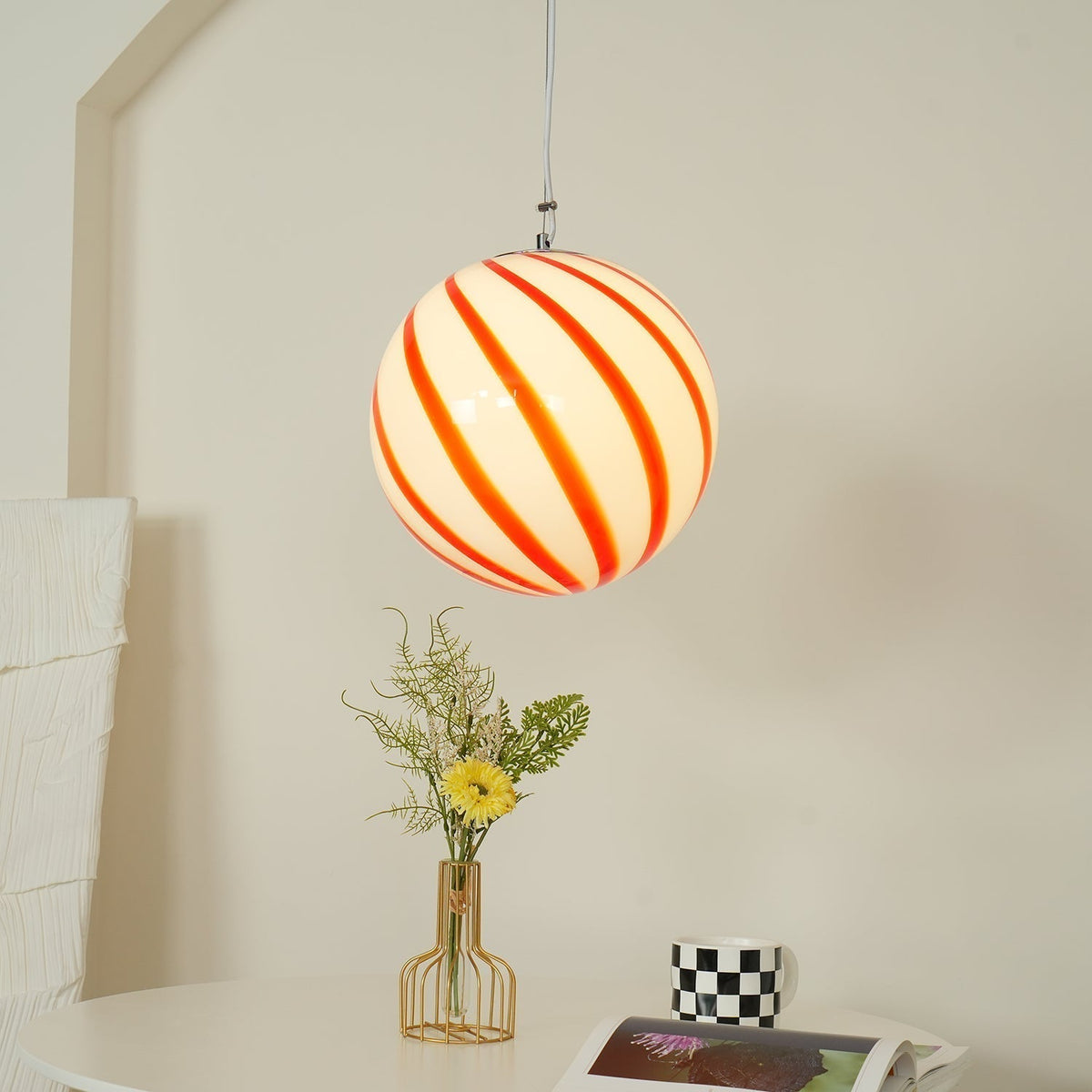 Kairo hanglamp met glazen bol en groene spiraalstrepen