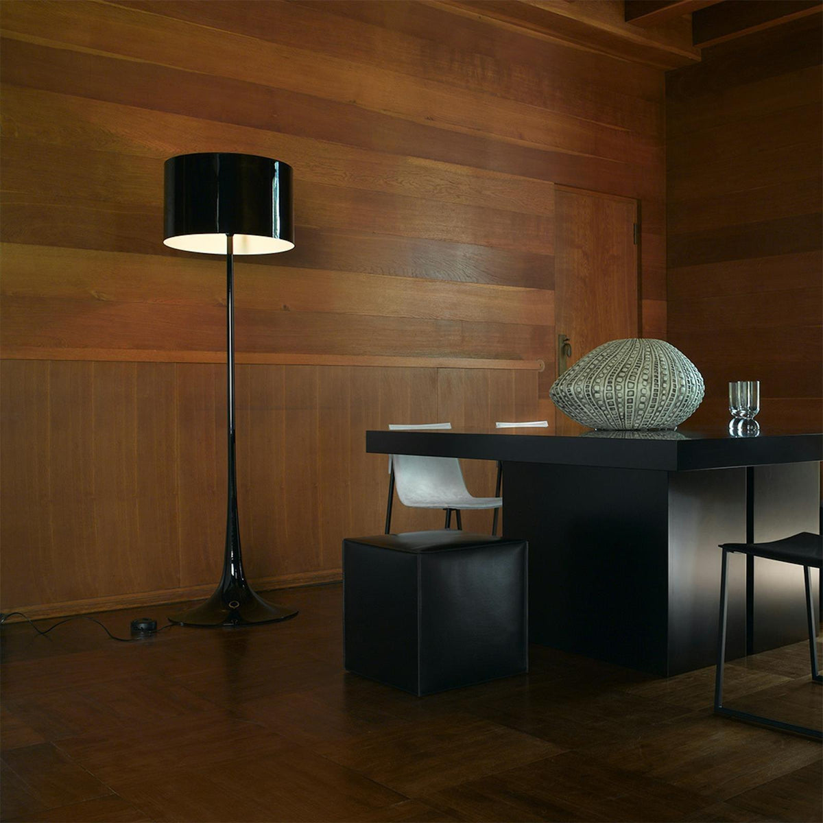 Riveette vloerlamp