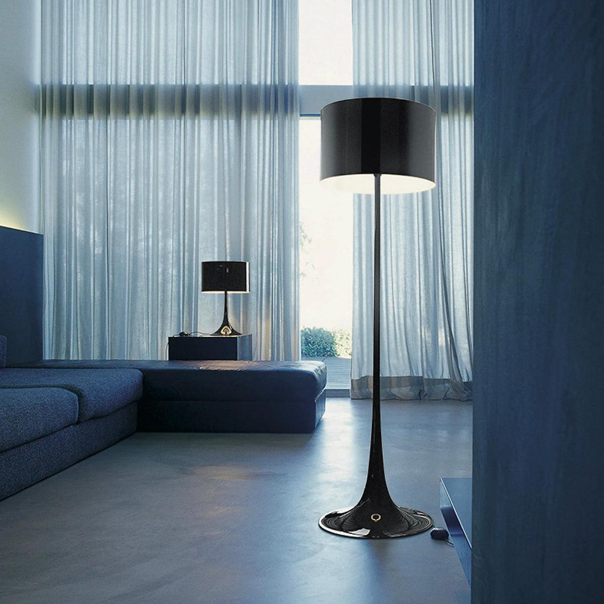 Riveette vloerlamp