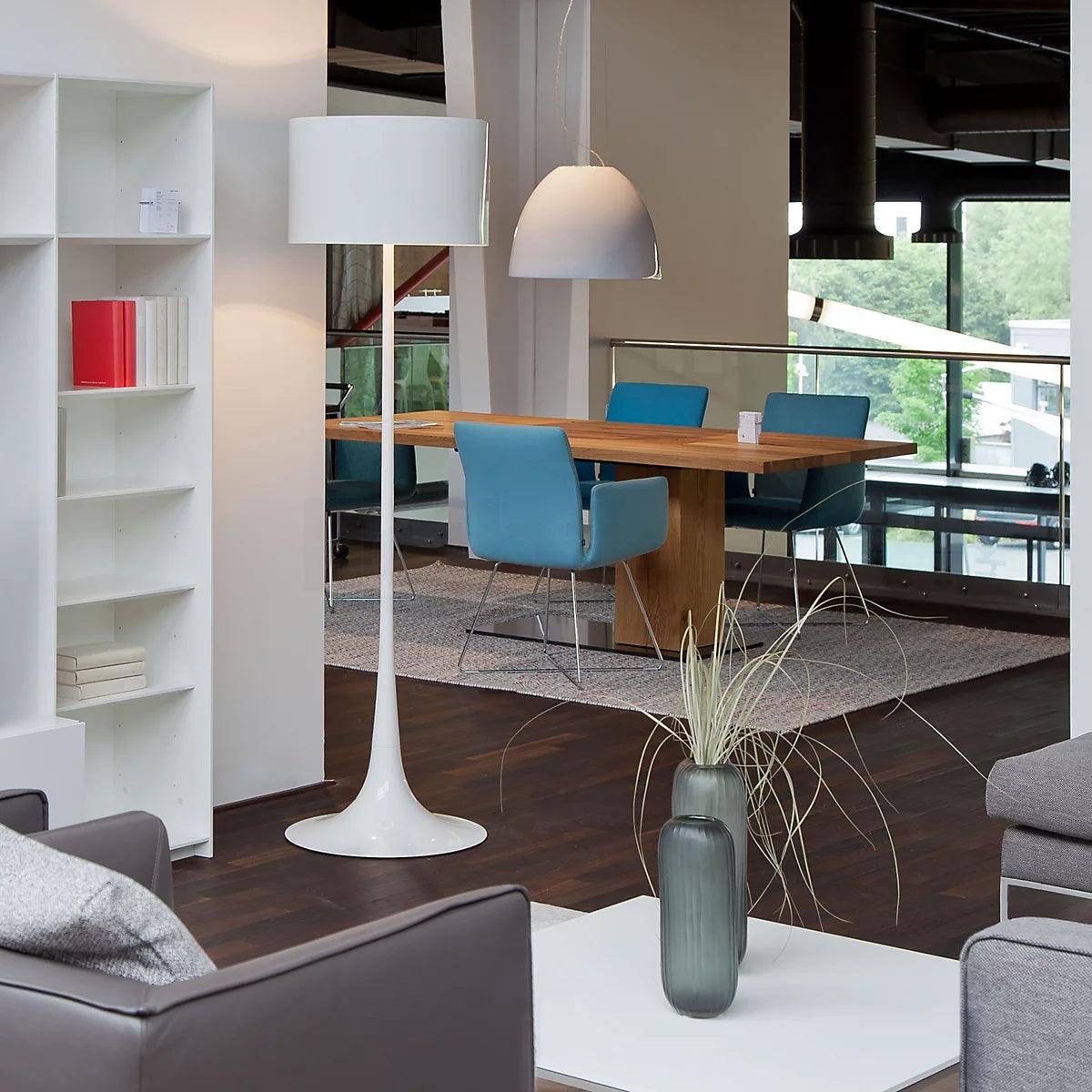 Riveette vloerlamp