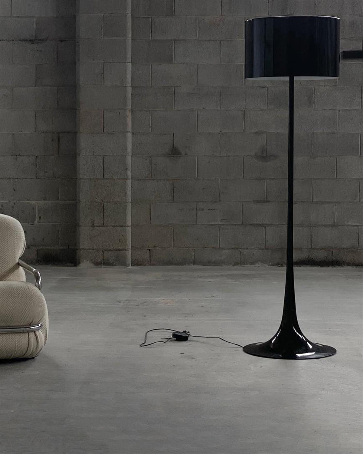 Riveette vloerlamp