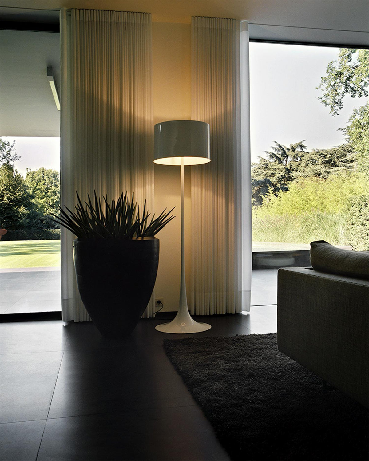 Riveette vloerlamp