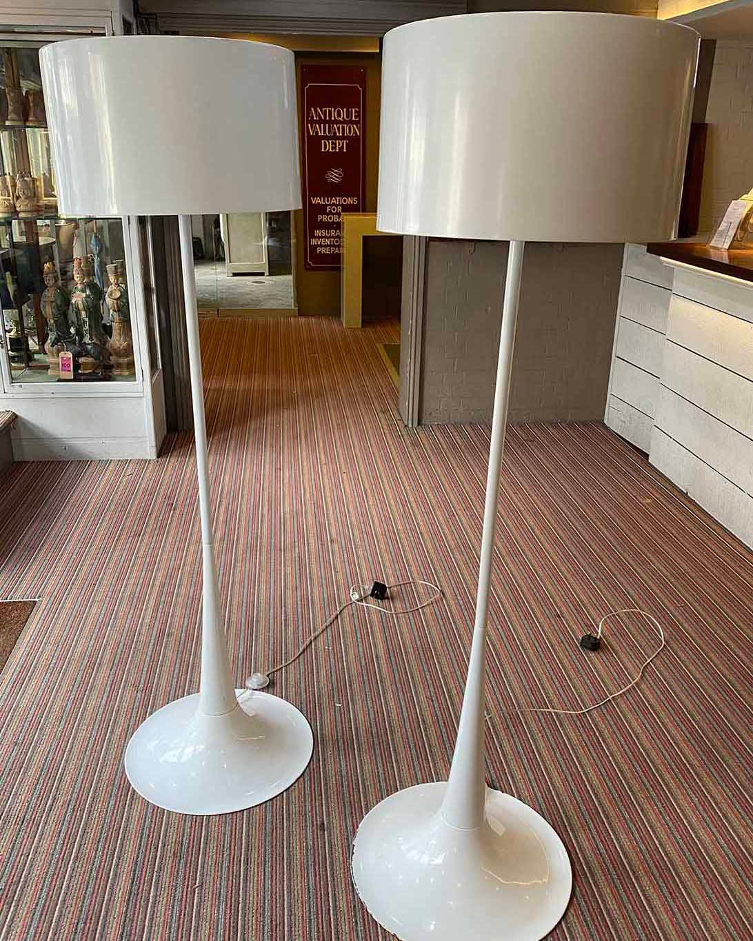 Riveette vloerlamp