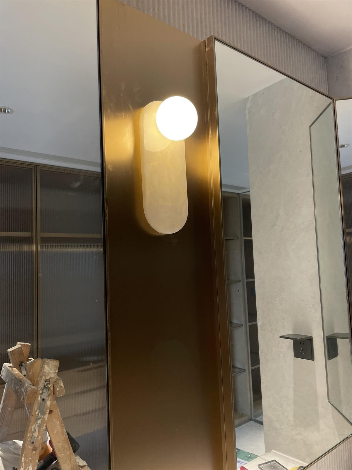 Viraalaya wandlamp