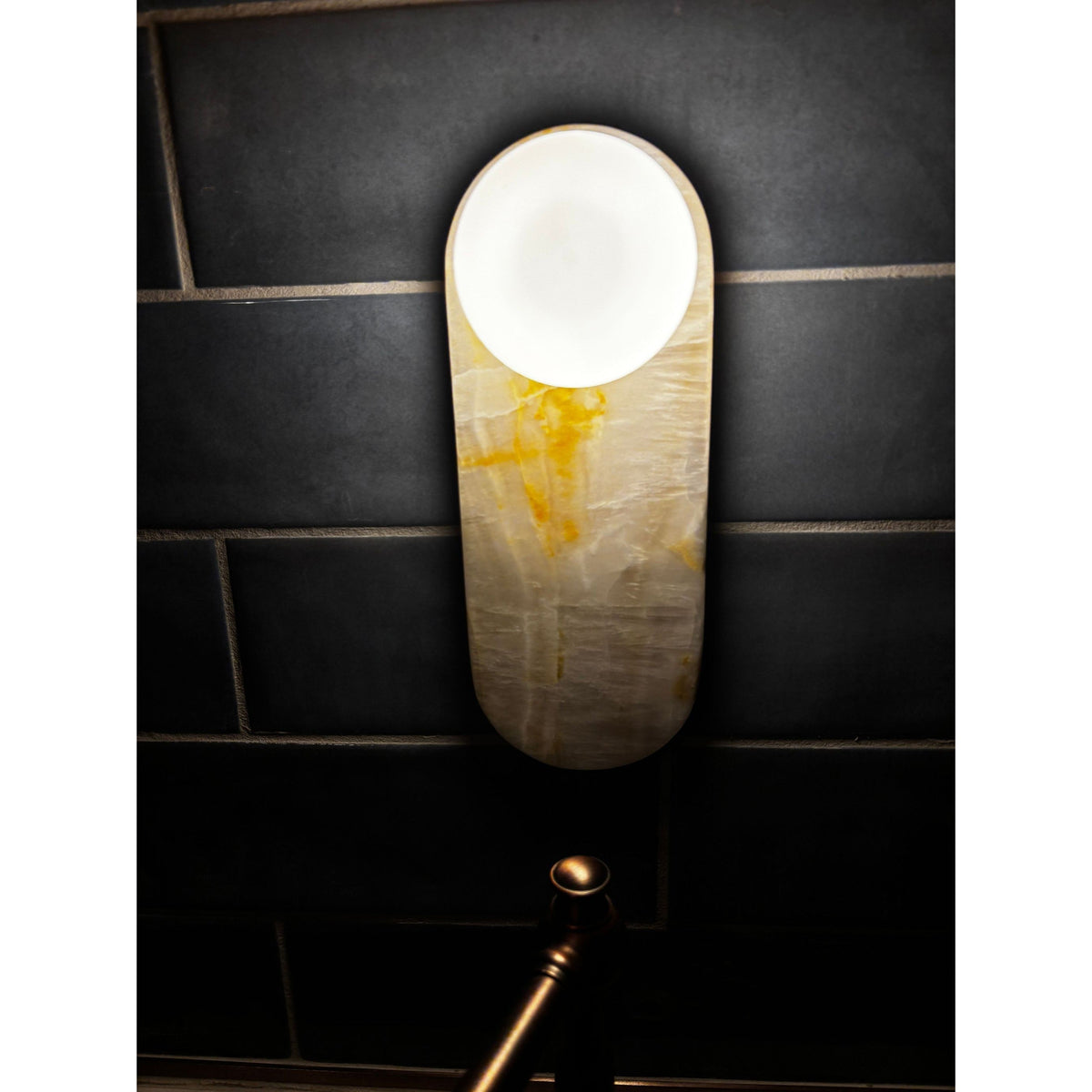 Viraalaya wandlamp
