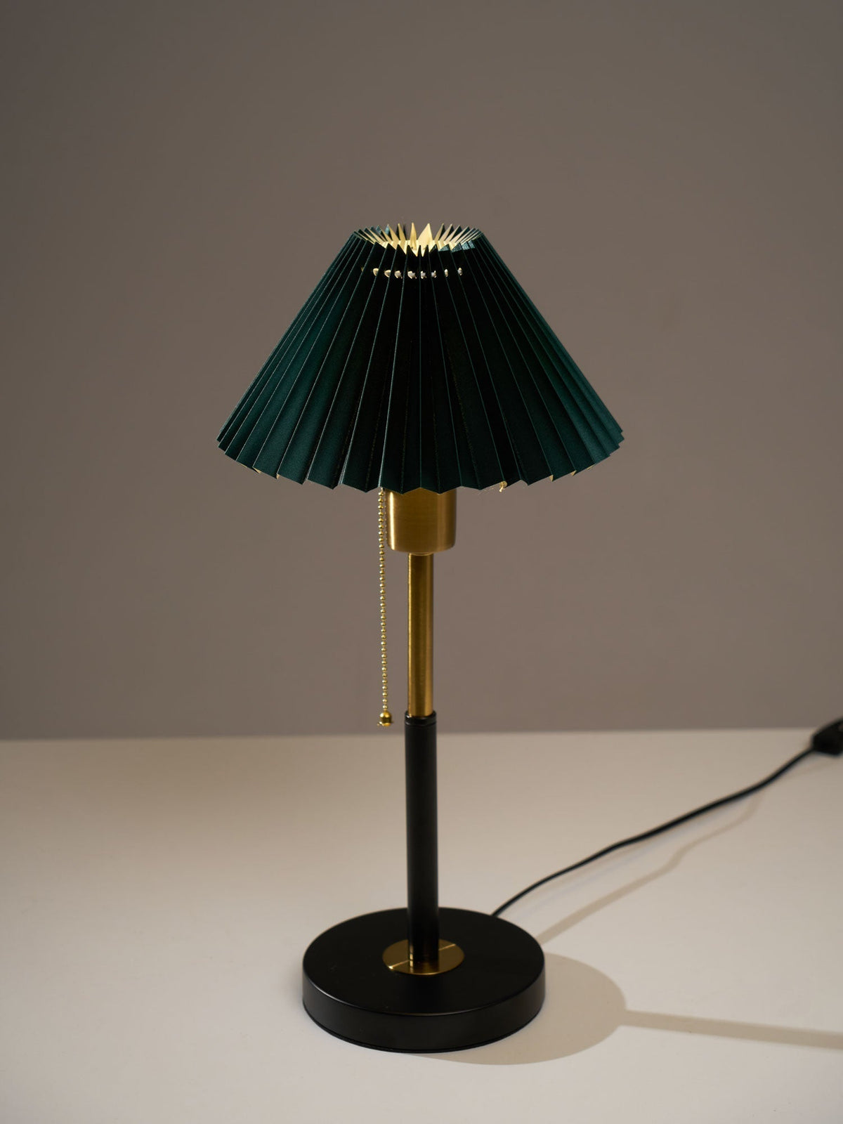 Mevzo Minimalistische tafellamp van keramiek
