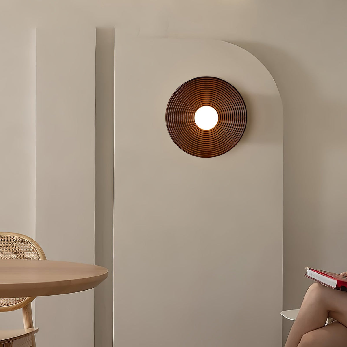 Aldenise Noordse kunst Contour wandlamp van walnoothout