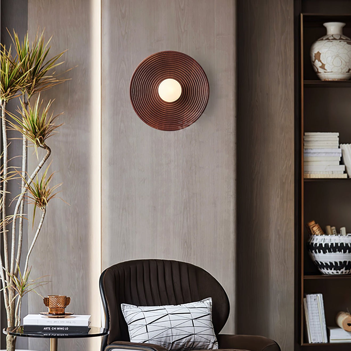 Aldenise Noordse kunst Contour wandlamp van walnoothout