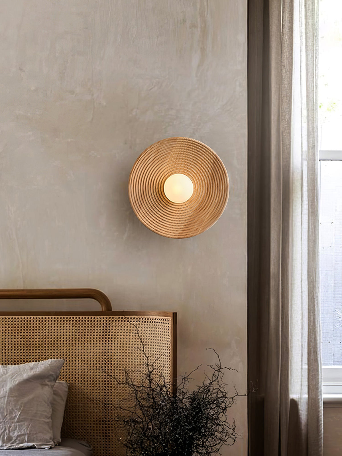 Aldenise Noordse kunst Contour wandlamp van walnoothout