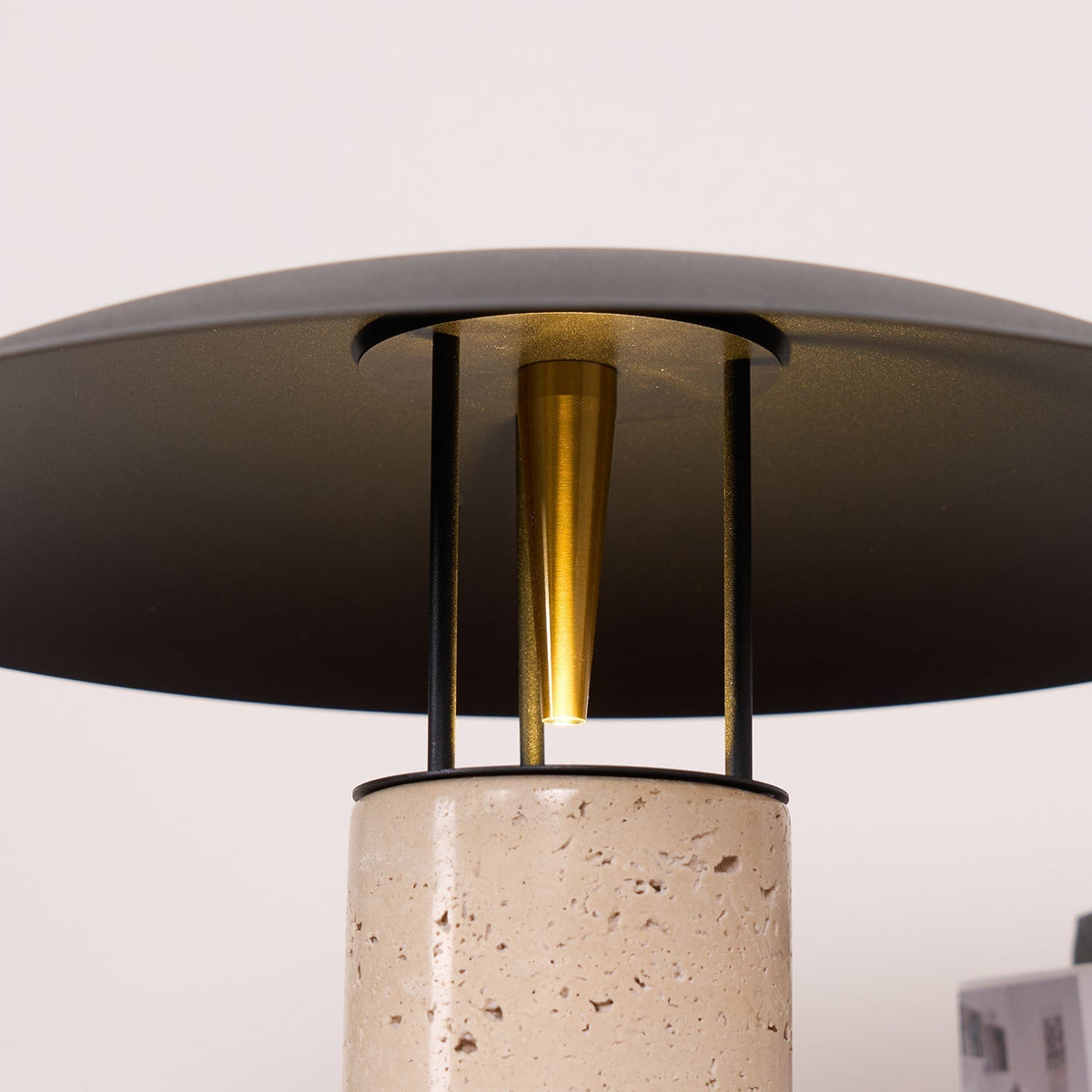Eara Disc-Pillar travertin tafellamp