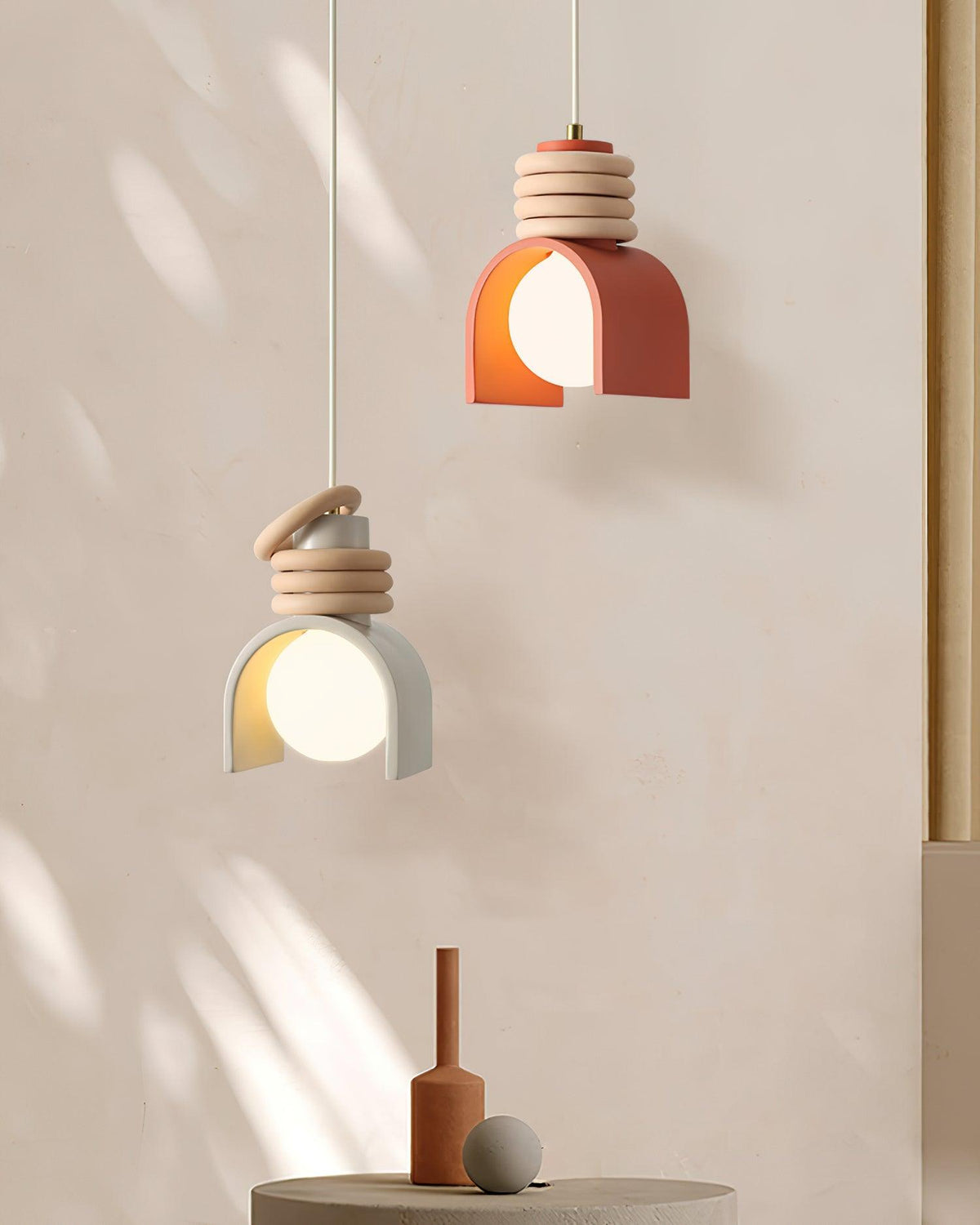 Hanglamp met glazen bol voor een artistieke sfeer in de eetkamer