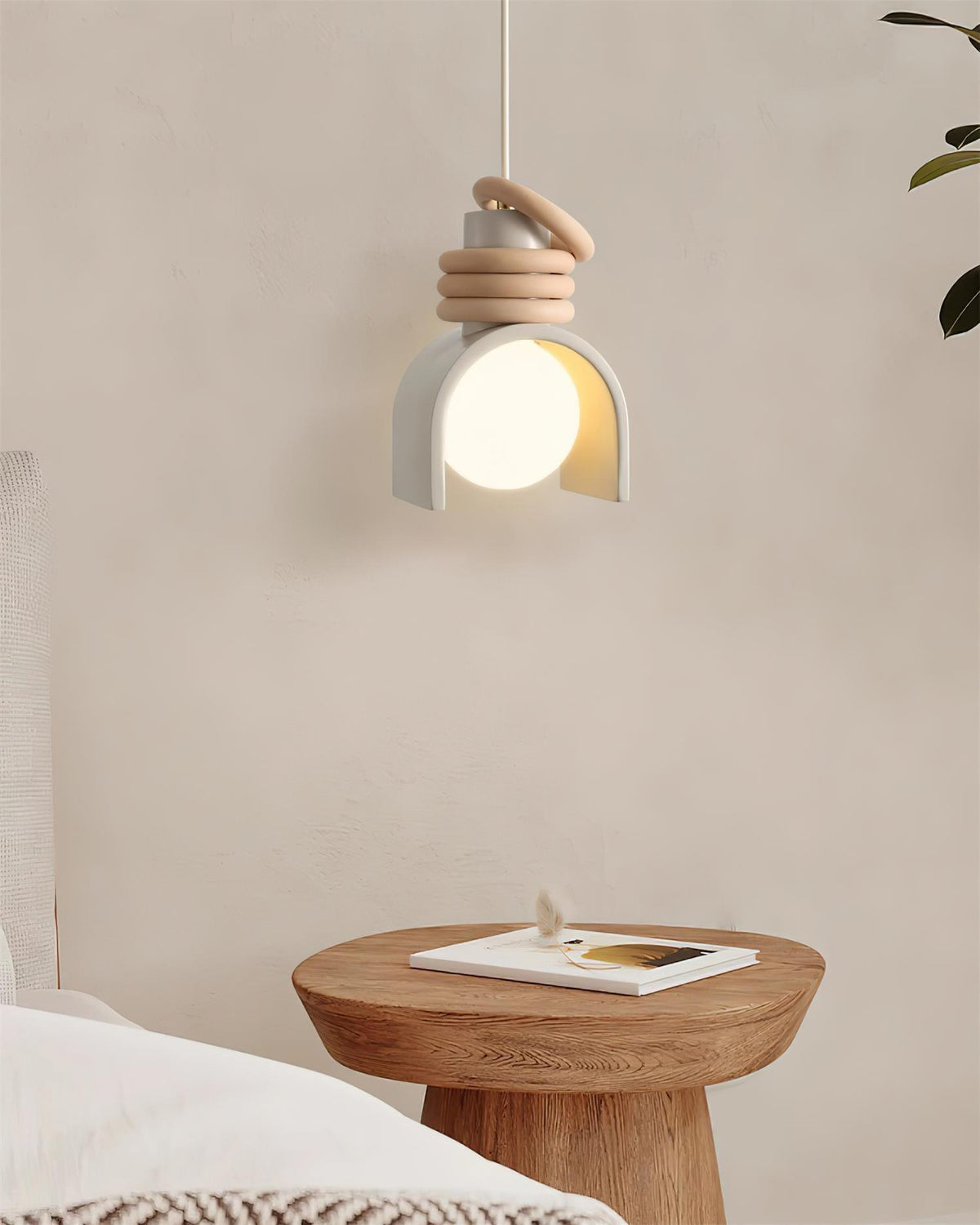 Hanglamp met glazen bol voor een artistieke sfeer in de eetkamer