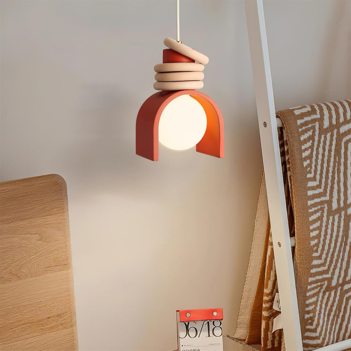 Hanglamp met glazen bol voor een artistieke sfeer in de eetkamer