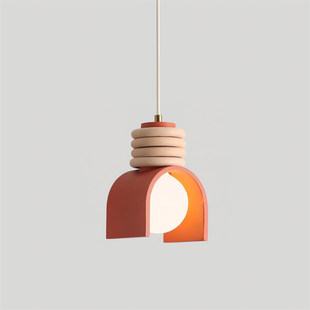 Hanglamp met glazen bol voor een artistieke sfeer in de eetkamer