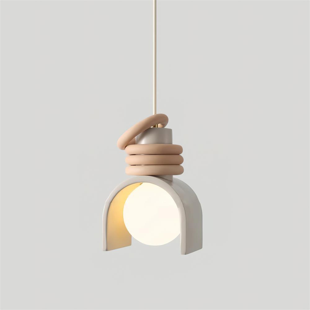 Hanglamp met glazen bol voor een artistieke sfeer in de eetkamer